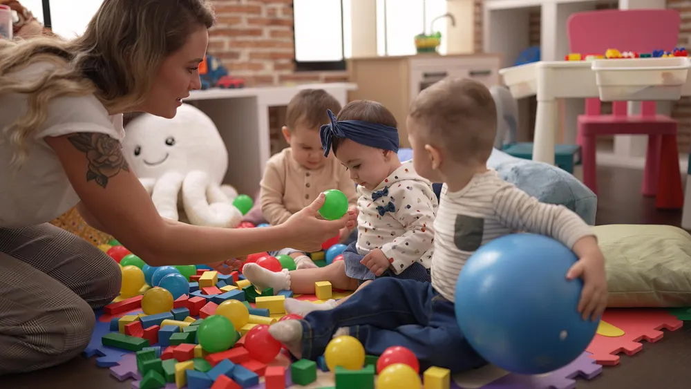 Éducatrice et jeune enfant en pleine activité dans un milieu de garde